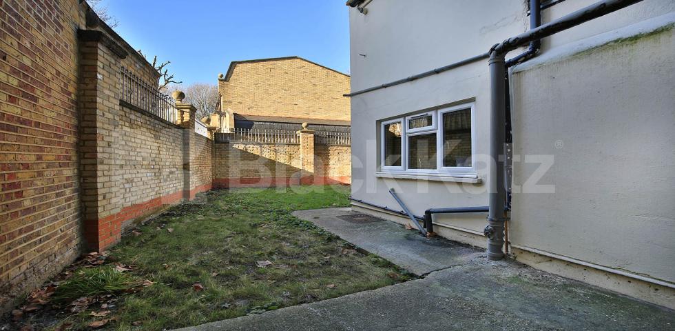 			Garden, 1 Bedroom, 1 bath, 1 reception Apartment			 Stamford Hill, Stoke Newington